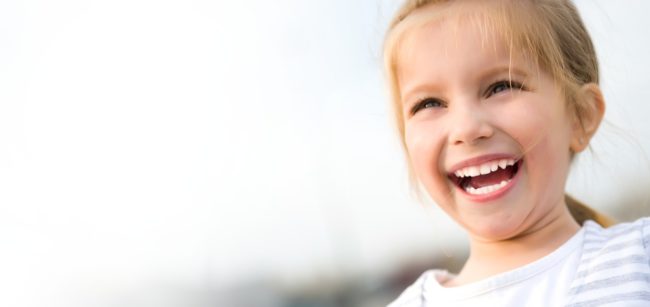 mosolygó gyerek szép fogakkal